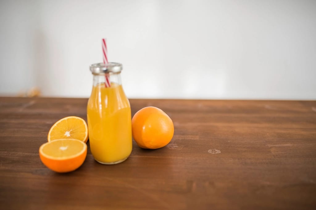 Orange juice and sliced oranges