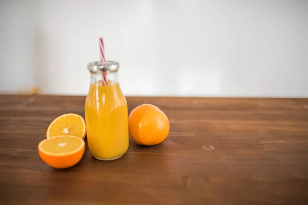 Orange juice and sliced oranges